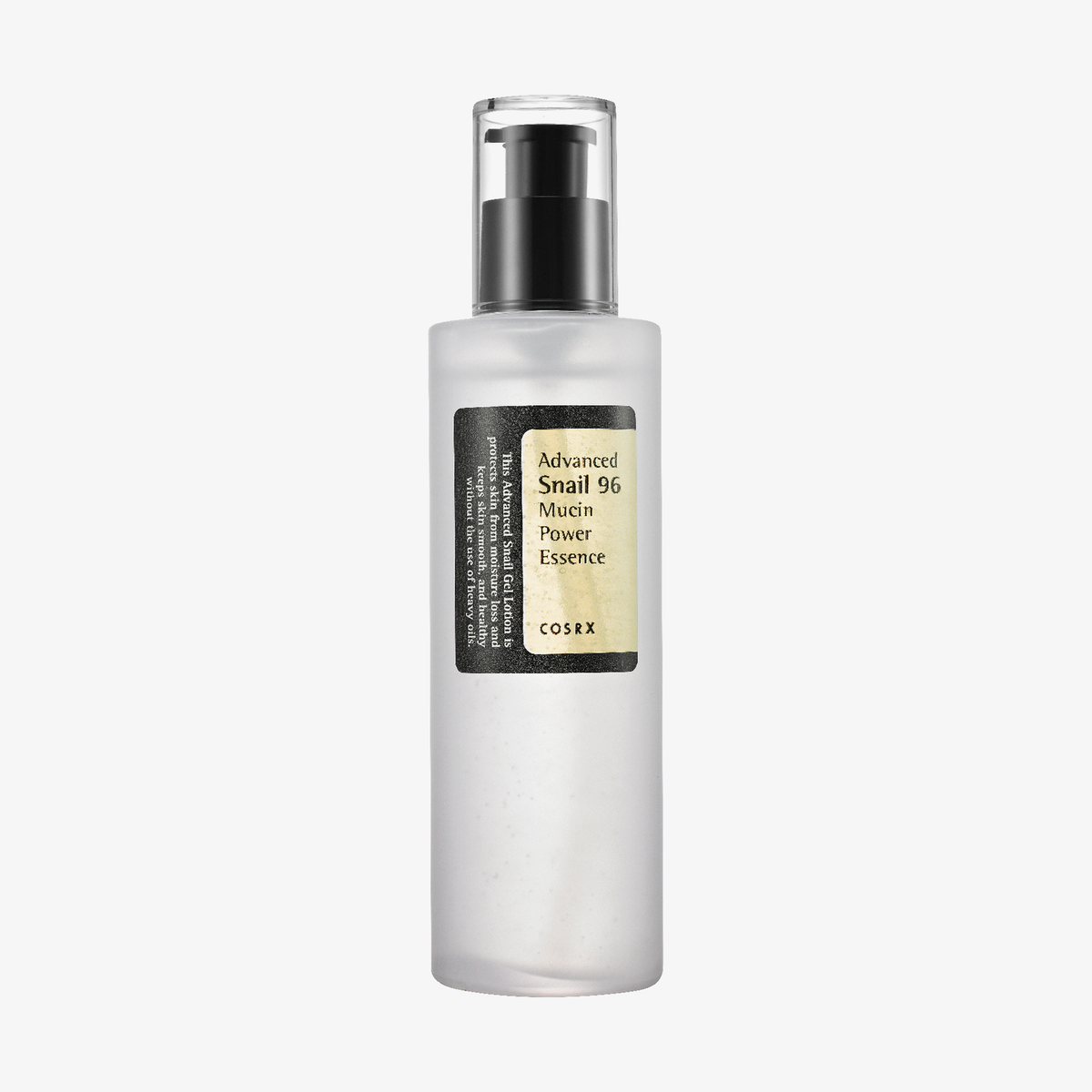 Eine durchsichtige Flasche Advanced Snail 96 Mucin Power Essence mit schwarzem Pumpspender vor weißem Hintergrund.