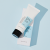 Die Ultimate Nourishing Rice Overnight Spa Mask liegt wuf weißer Schachtel auf einem hellblauen Hintergrund.