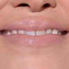 Nahaufnahme von glänzenden, hellen nudefarbenen Lippen mit dem Fantastick Lipstick Topaz von LH Cosmetics.
