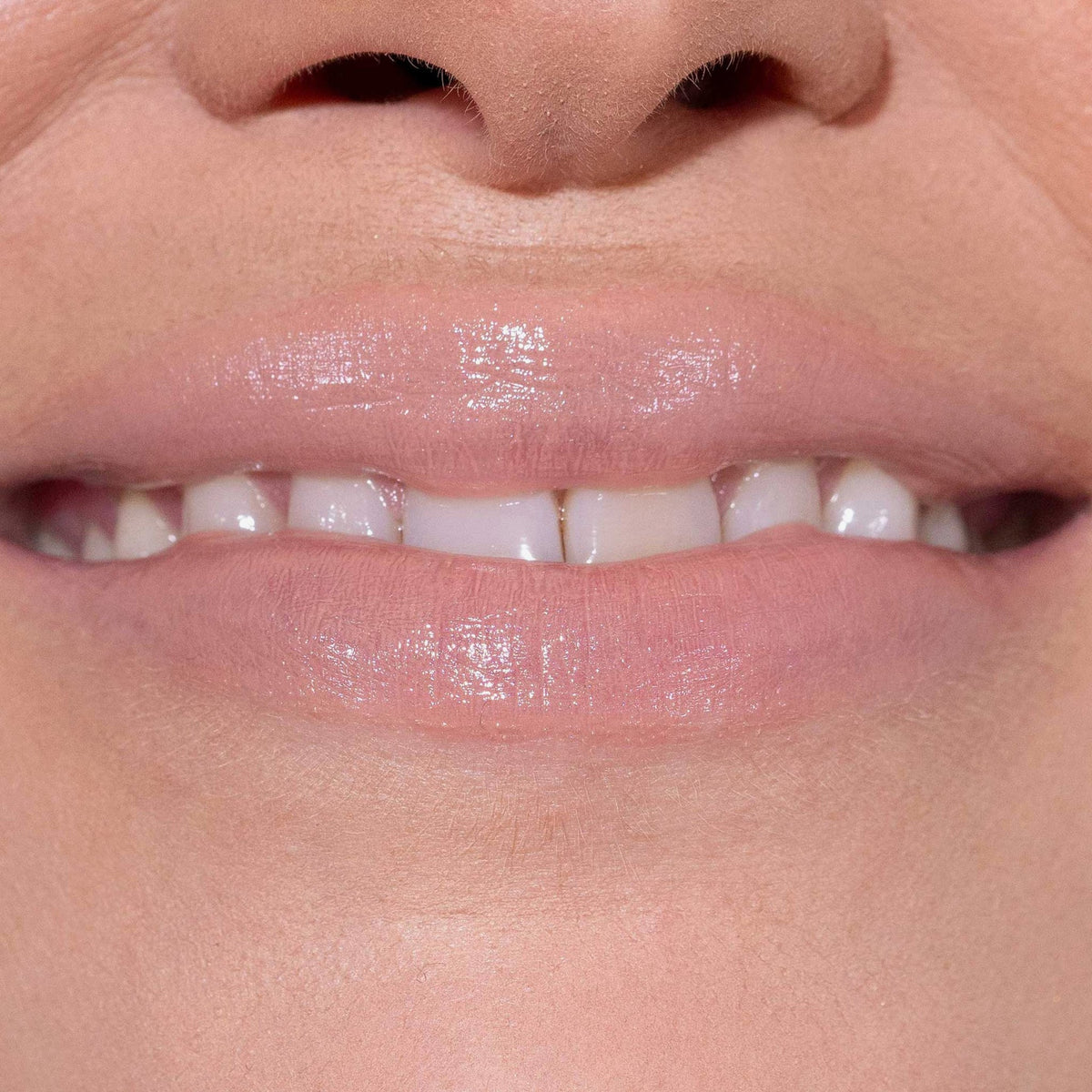 Nahaufnahme von glänzenden, hellen nudefarbenen Lippen mit dem Fantastick Lipstick Topaz von LH Cosmetics.