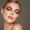 Person mit geschlossenen Augen und hellem Hautton präsentiert schimmernden, irisierenden Make-up-Look mit den Infinite Chrome Flakes Fireball.