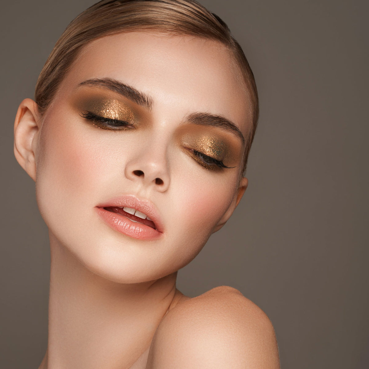 Person mit geschlossenen Augen und hellem Hautton präsentiert schimmernden, irisierenden Make-up-Look mit den Infinite Chrome Flakes Fireball.