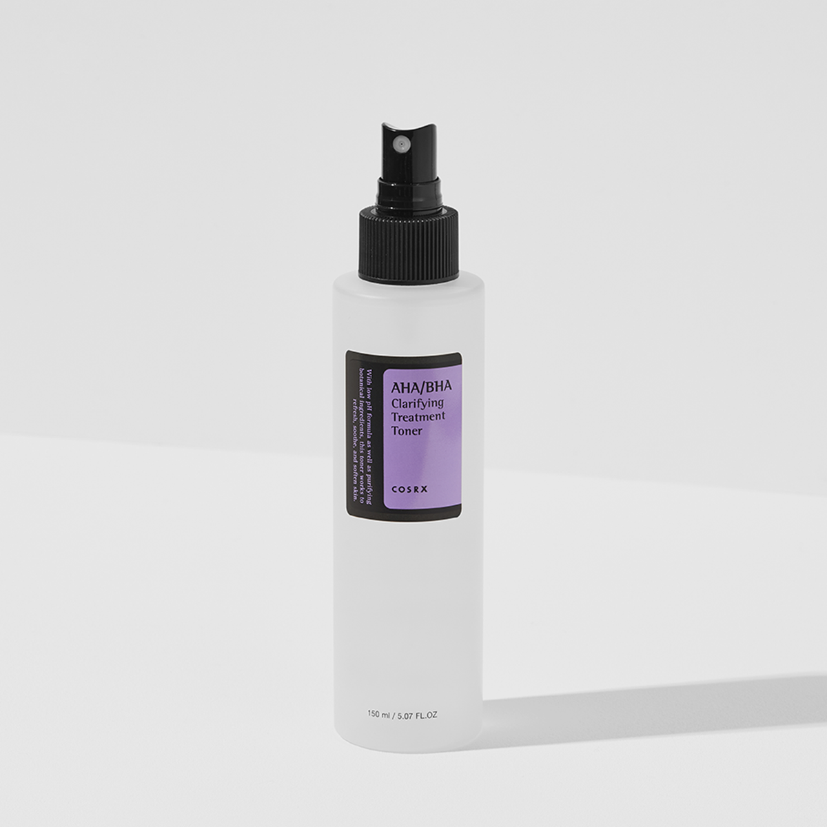 Auf weißem Hintergrund ist eine Sprühflasche AHA/BHA Clarifying Treatment Toner mit violettem Etikett abgebildet.
