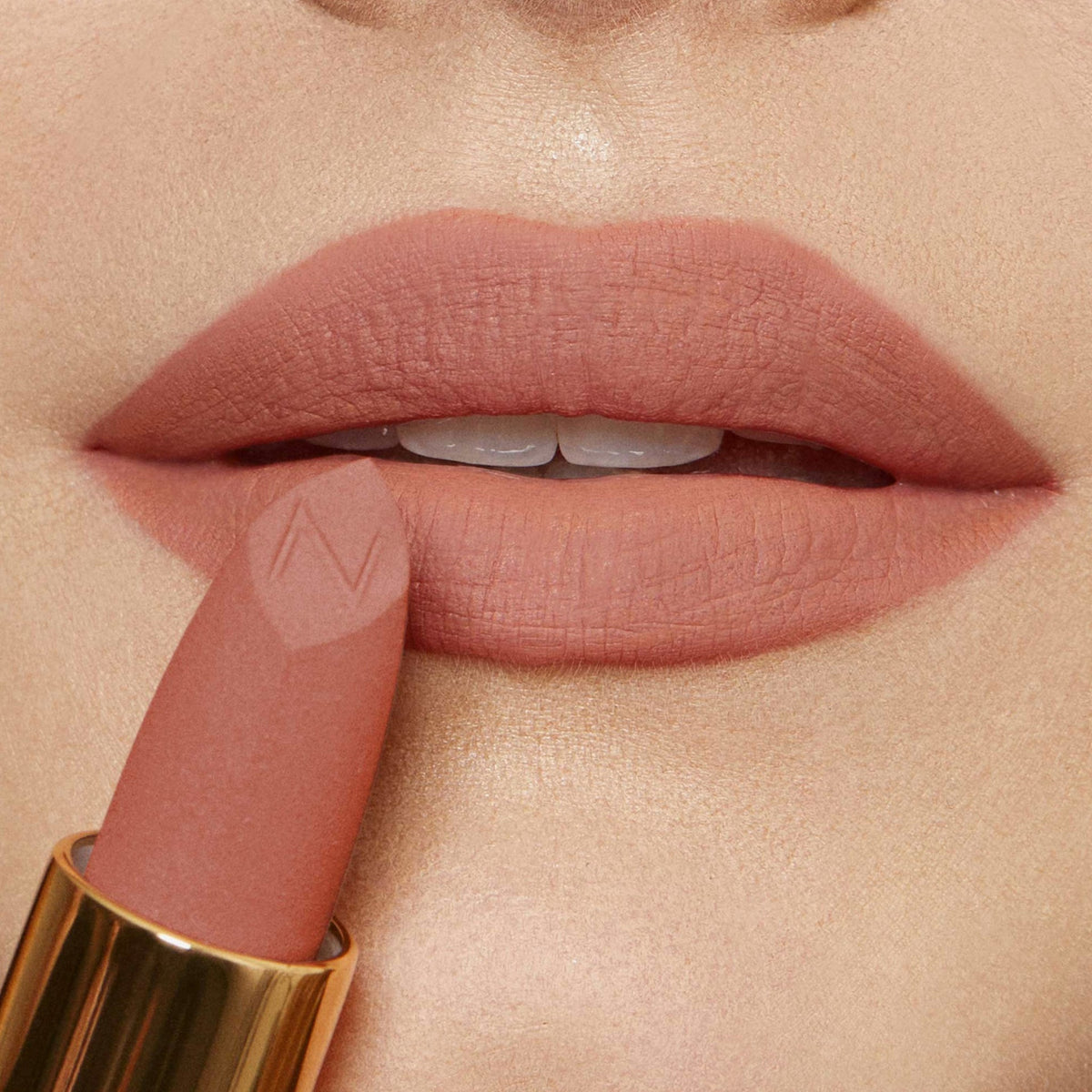 Der Matte Pleasure Lipstick in der Farbe Eclipse Nude auf den Lippen aufgetragen – Nahaufnahme mit samtig-mattem Finish.