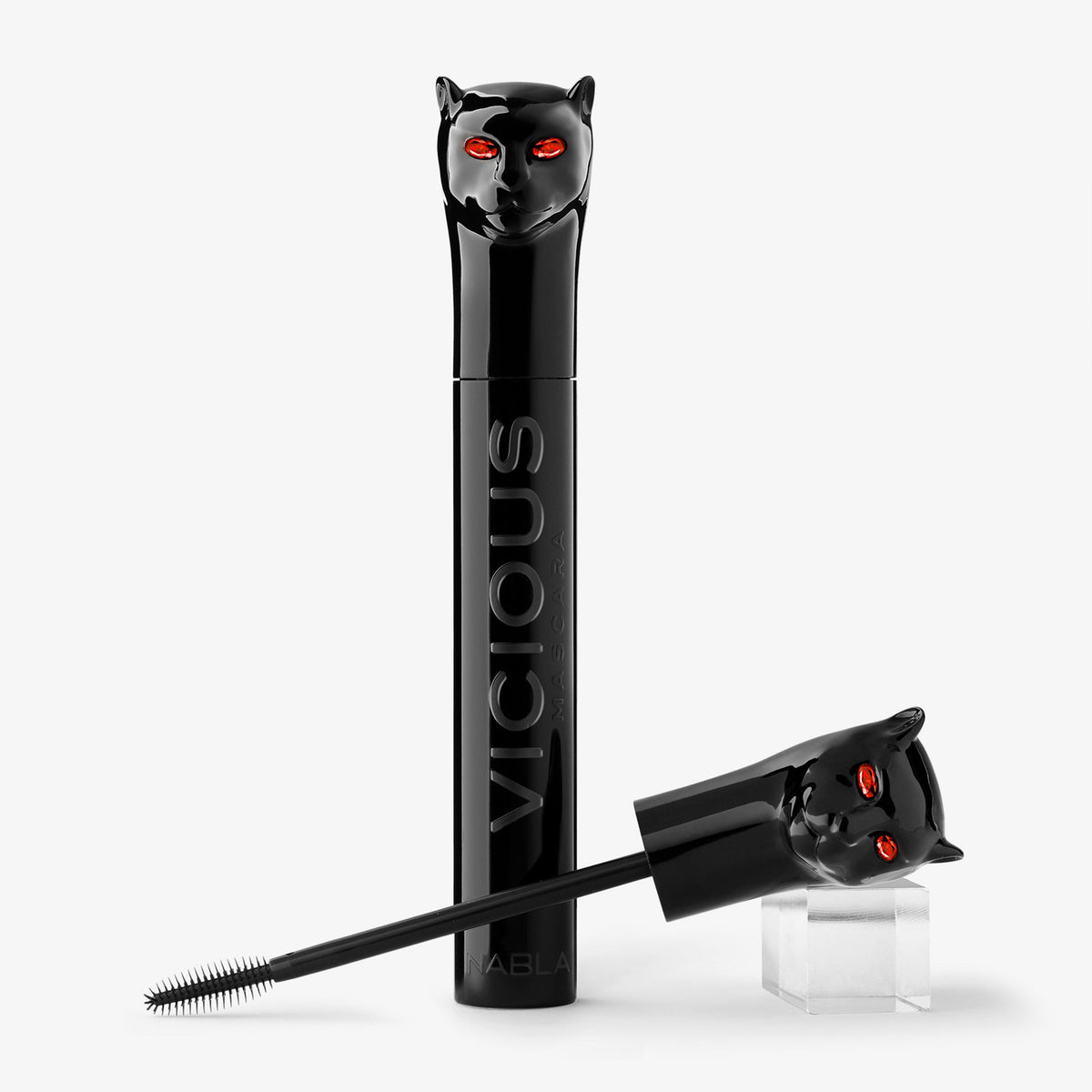 Die Vicious™ Mascara besteht aus einer schwarzen Tube mit katzenförmigem Deckel und auffälligen roten Augen. Die Bürste ist neben der Tube abgebildet.